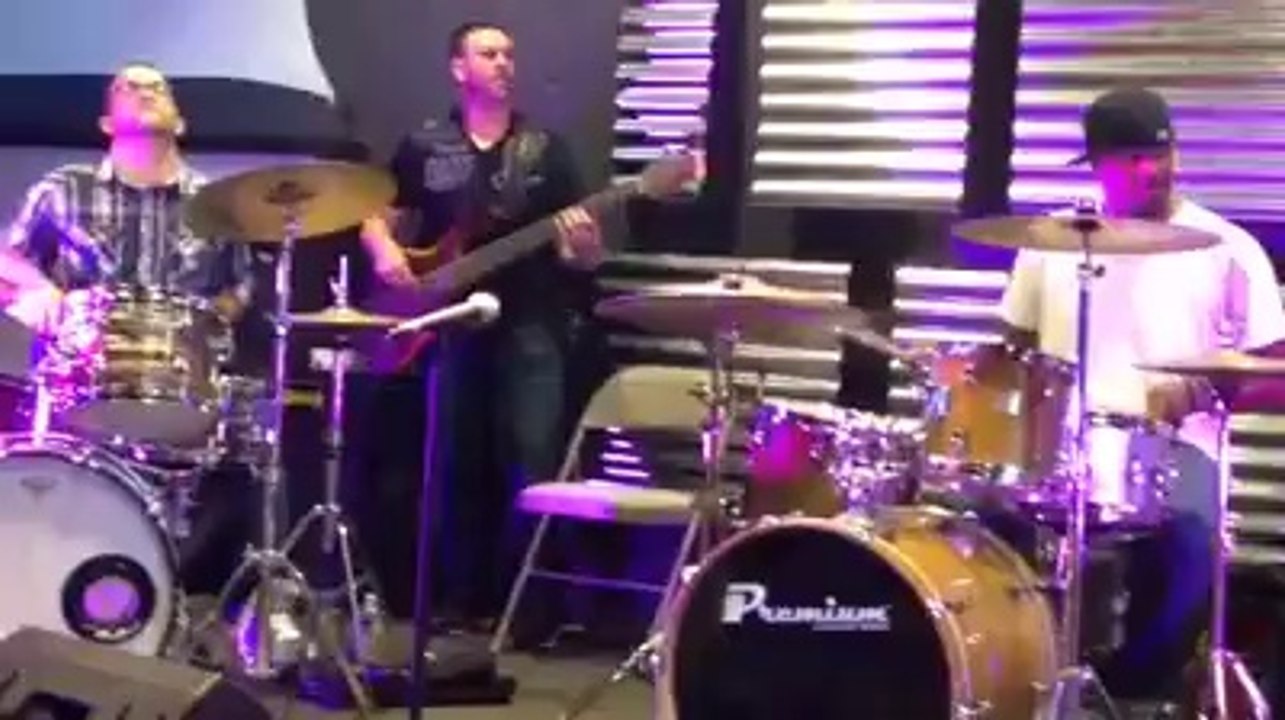 El maestro Jose Aponte en el bajo