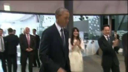 Un robot propose une partie de foot à Barack Obama