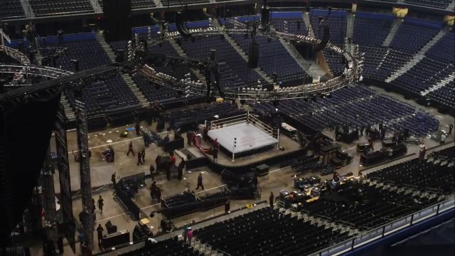 WWE sahnesinin buz hokey sahasına dönüşüm sürecinin time lapse tekniğiyle çekilmiş videosu