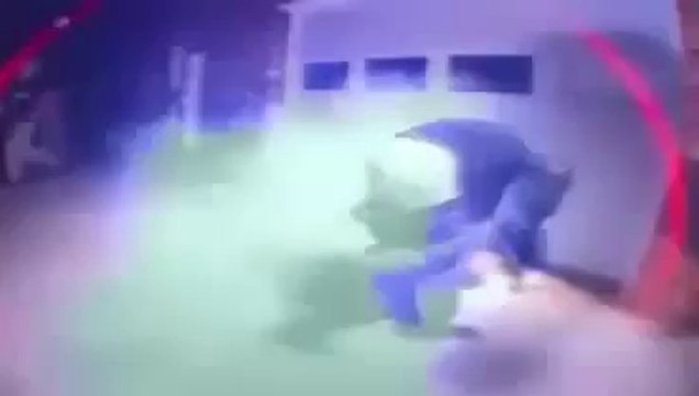 Il allume un feu d'artifice entre ses fesses !