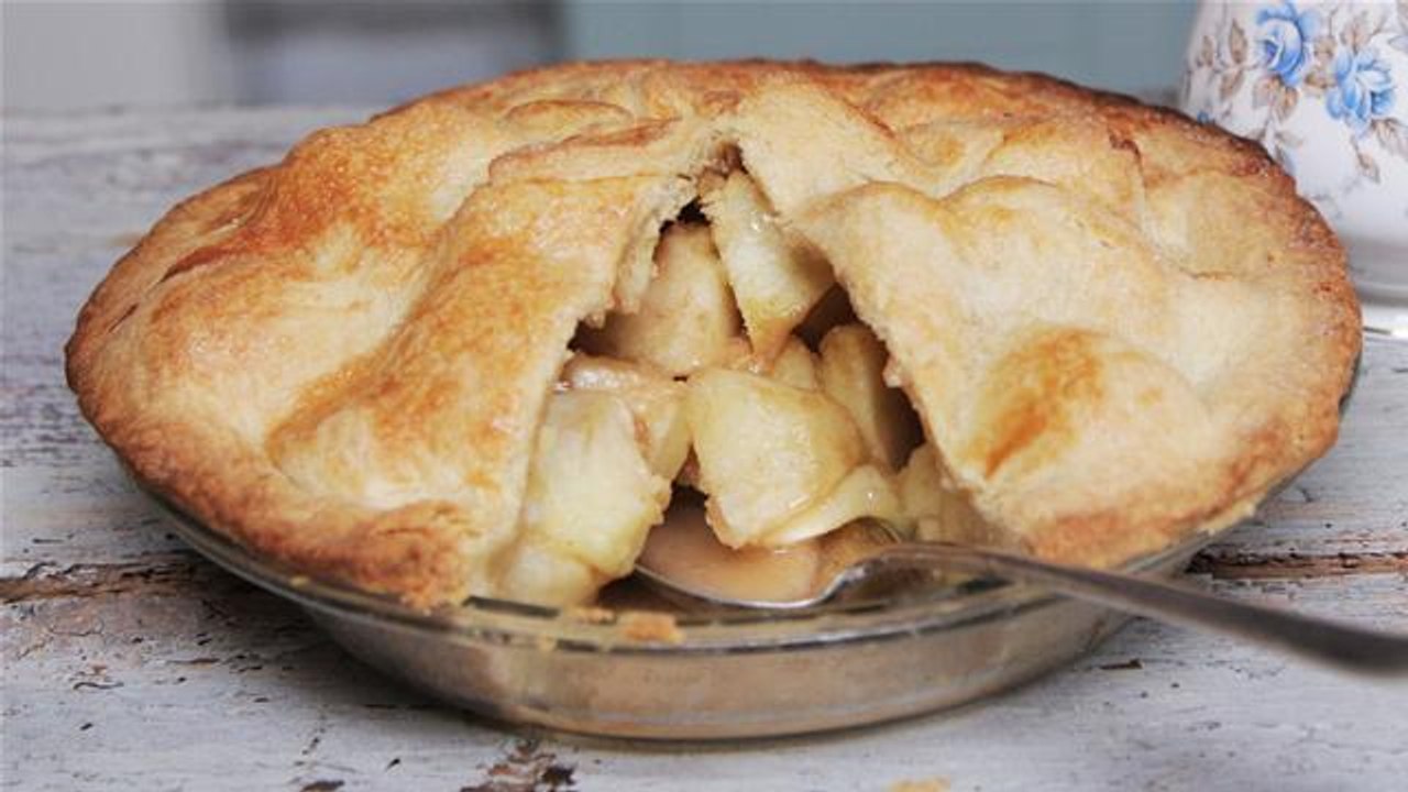 Homemade Apple And Cinnamon Pie Recipe