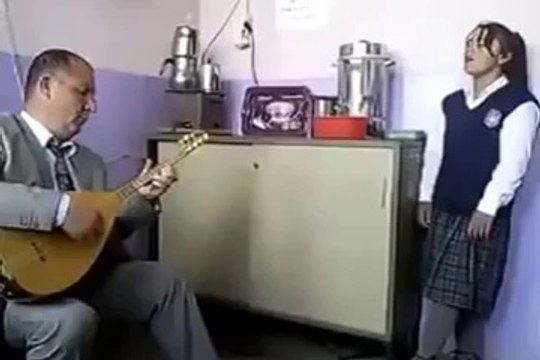 Ögretmen İle Ögrencinin Okudugu Müthiş Türkü İzle