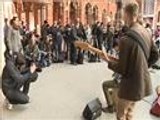 عمدة لندن يطلق حملة لحماية الموسيقيين المتجولين