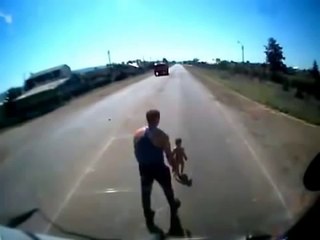 Un chauffeur poids lourds sauve un bébé