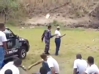 Une femme en formation de policier rate son lancer de grenade a voir