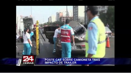 Surco: poste cae sobre camioneta tras ser derribado por pesado tráiler