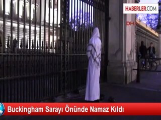 Buckingham Sarayı Önünde Namaz Kıldı