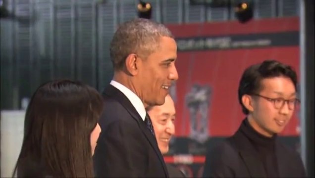 Obama joue au FOOT contre un robot Japonais!