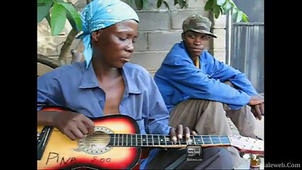 Artista De Africa Usando La Guitarra De Forma Diferente Para Hacer Musica