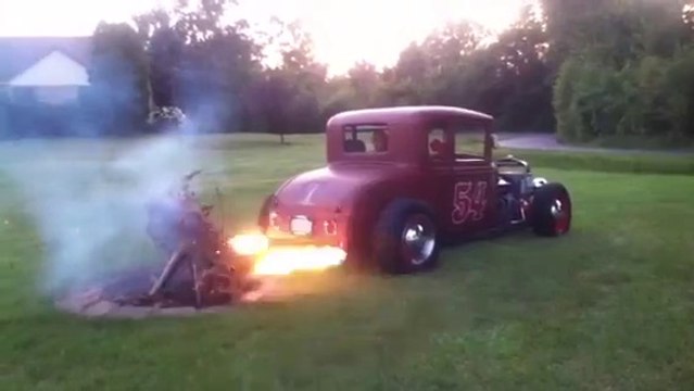 Allumer un barbecue avec classe : utiliser les flammes d'une voiture de course!