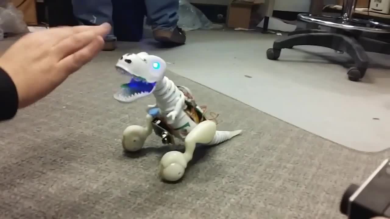 Robot bébé dinosaure
