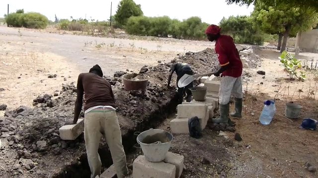 Quelques images du chantier de clôture du collège de Mbodiène, 24 avril 2014