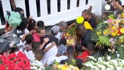 Brazil: police and residents clash after funeral of dancer in Rio