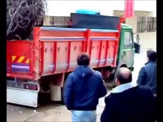 Devrilen Kamyonu Eliyle Düzelten Adam