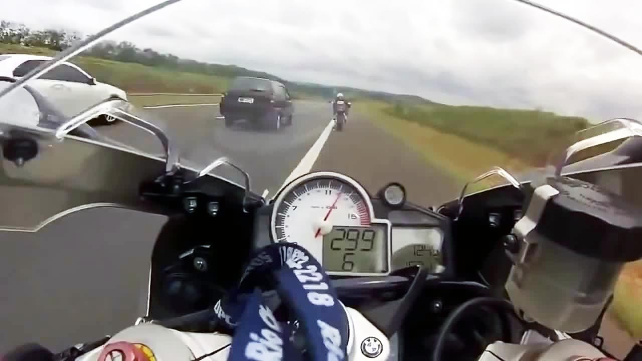 Course de motos BMW S1000RR vs CBR1000