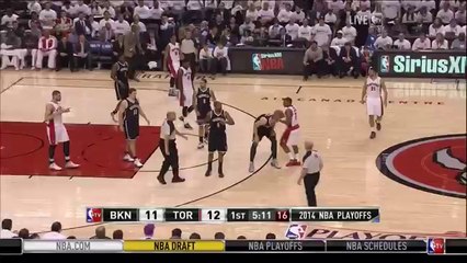 Hektor Konomi - Drake lint rolls his pants sitting courtside