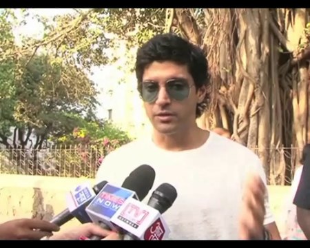Farhan Akhtar votes in Mumbai