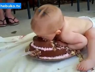 Minik bebeğin pasta ile mücadelesi
