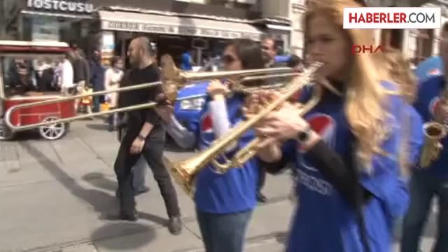 İstiklal Caddesi'nde Sevdiğini Söyle Yürüyüşü Yapıldı