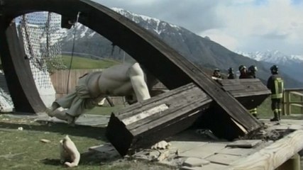 Un crucifix géant tue un homme en Italie