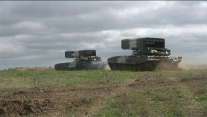 Les forces russes s'exercent en tirant des roquettes non loin de la frontière ukrainienne