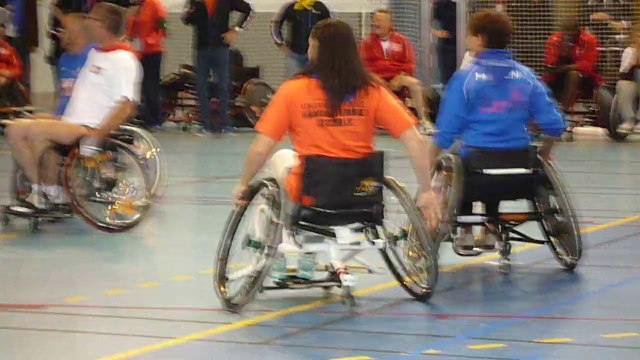 Mme Najat Vallaud-Belkacem jouant au handfauteuil