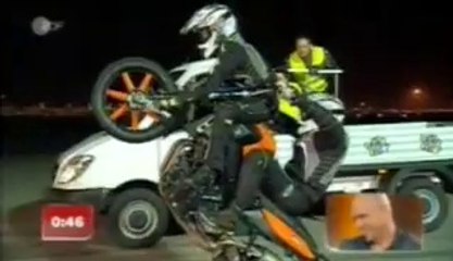 Amazing biker stunt : change a wheel driving!