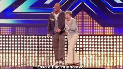 Homem muito nervoso não conseguia cantar, mas nem vai acreditar no que acontece depois!