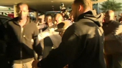 Justin Bieber leaves LAX after lengthy question by customs