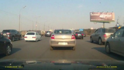 Explosion d'une voiture en plein bouchon sur une autoroute russe!