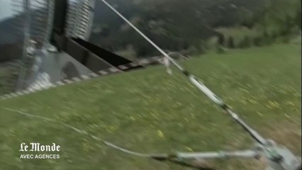 Un homme écrasé et tué par un crucifix géant! Amen....