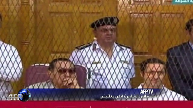 مبارك يلوح لأنصاره من خلف زجاج غرفته في المستشفى