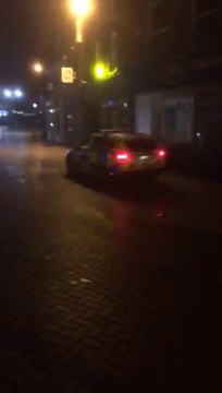 Des flics diffusent Sound Of Da Police pendant leur patrouille!