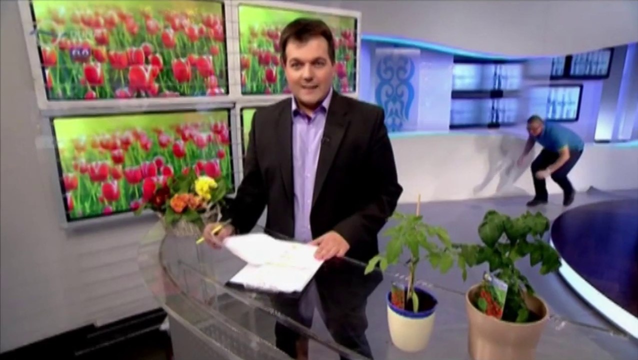 Hilarious fail on live TV SHOW : a guy fail getting out of view!