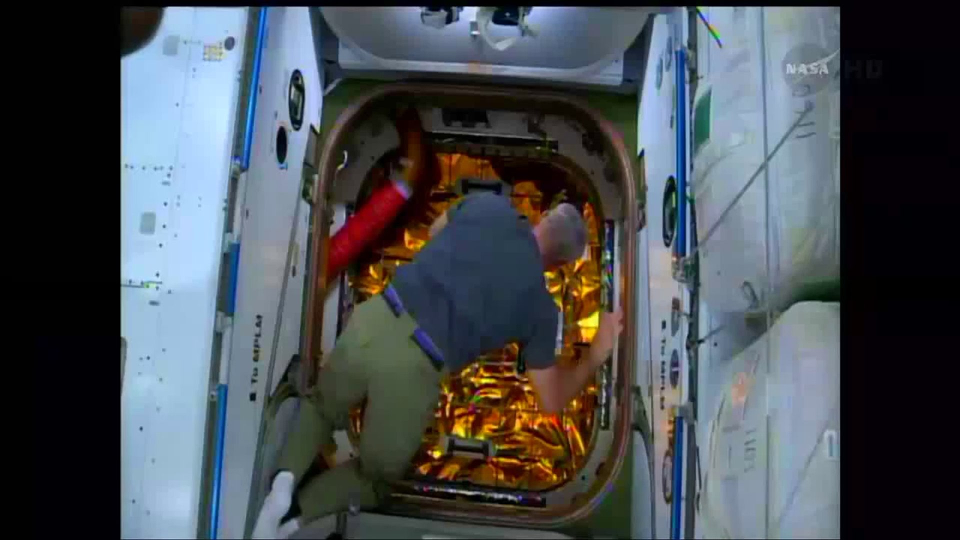 [ISS] SpaceX Dragon CRS-3 Hatch Opened