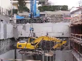 Spostamento escavatore con autogru