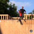 Un papa pousse son fils dans une rampe de skate
