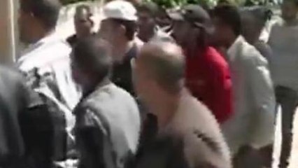 Syrian rebels surrender in border town