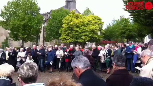 Messe au pied de la statue de Jean-Paul II à Ploërmel
