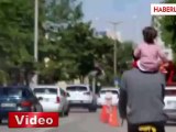 İşlek Caddede Bisiklet Üzerinde Omuzunda Kızını Taşıdı