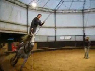 Netty voltige debout.