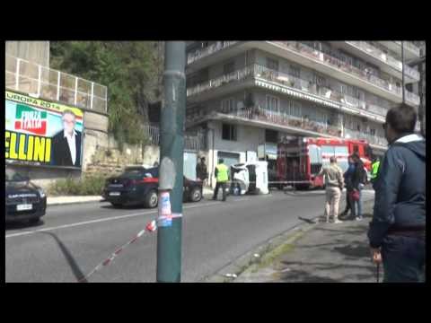 Napoli - Perde il controllo dell'auto e si ribalta nel giubbotto 20mila euro (25.04.14)