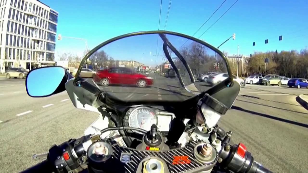 Crash en moto lors d'une remontée de file