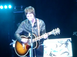 Oasis - Half The World Away