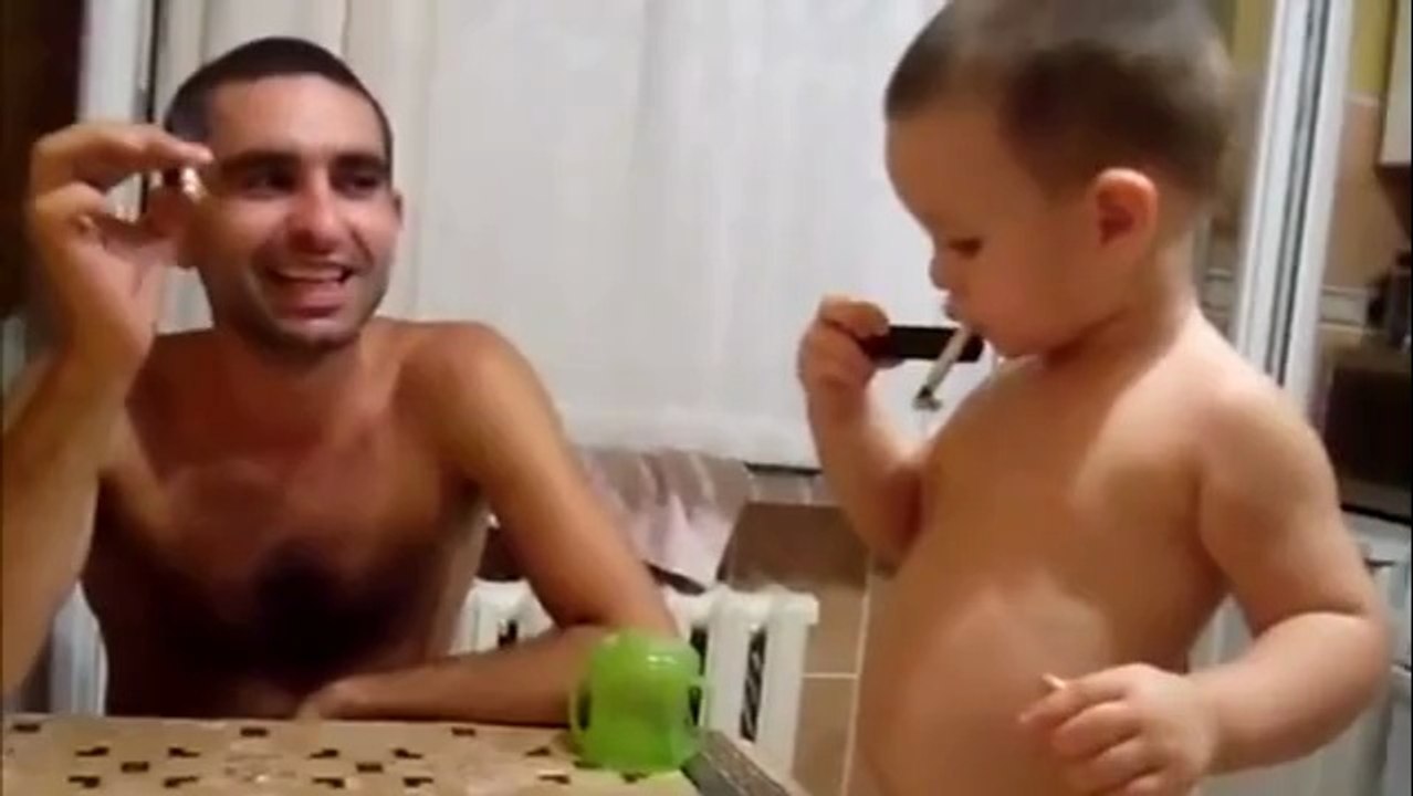 БЕЗОБРАЗИЕ! Баща учи 3-годишното си дете да пуши цигари! (ВИДЕО)
