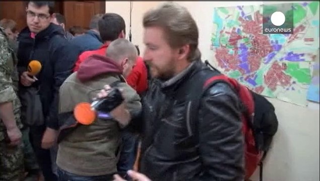 Los rebeldes del este de Ucrania toman tres nuevos rehenes