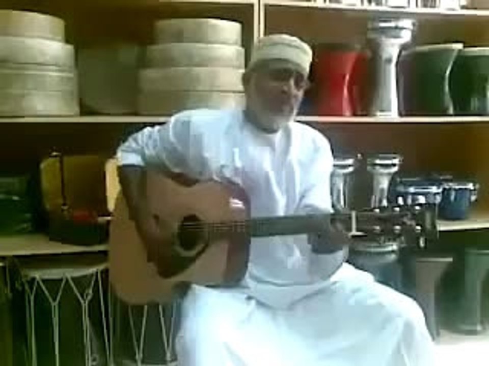 Un vieil homme marocain qui chante Bob Marley,...