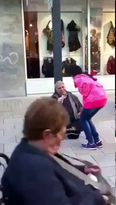 un sdf chante Lionel Ritchie