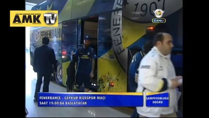 Скачать видео: Fenerbahçe otobüsü stada giriş yaptı...