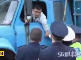 Elleri olmayan kamyon şoförü